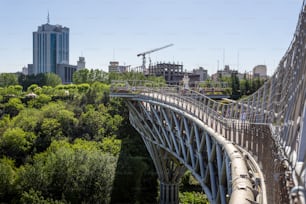 Tabi'at Bridge는 바쁜 고속도로를 통해 테헤란의 두 개의 큰 도시 공원을 연결합니다.