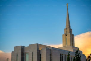 Une vue en contre-plongée d’une église mormone dans l’Utah au coucher du soleil