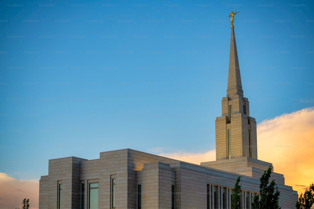 Una vista dal basso di una chiesa mormone nello Utah al tramonto