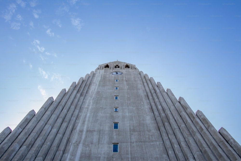 Um ângulo baixo da igreja Hallgrimskirkja sob um céu azul