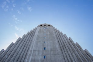 Ein niedriger Winkel der Hallgrimskirkja-Kirche unter blauem Himmel