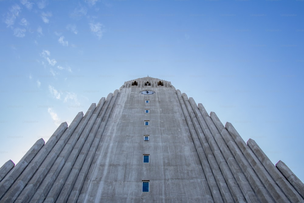 Un ángulo bajo de la iglesia Hallgrimskirkja bajo un cielo azul