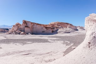 Una vista mozzafiato sul paesaggio desertico con grandi formazioni rocciose bianche a Campo de Piedra Pomez