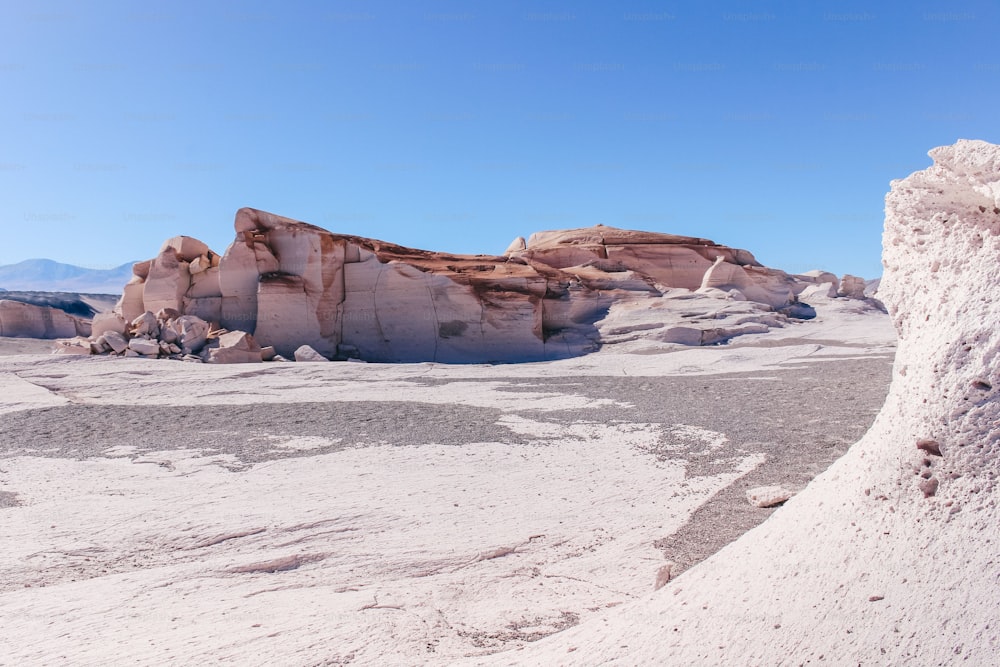 Ein atemberaubender Blick auf die Wüstenlandschaft mit großen weißen Felsformationen am Campo de Piedra Pomez