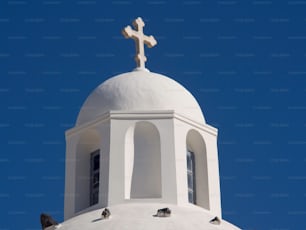 Eine traditionelle griechisch-orthodoxe Kirche mit weißer Kuppel auf Santorin. Griechenland.