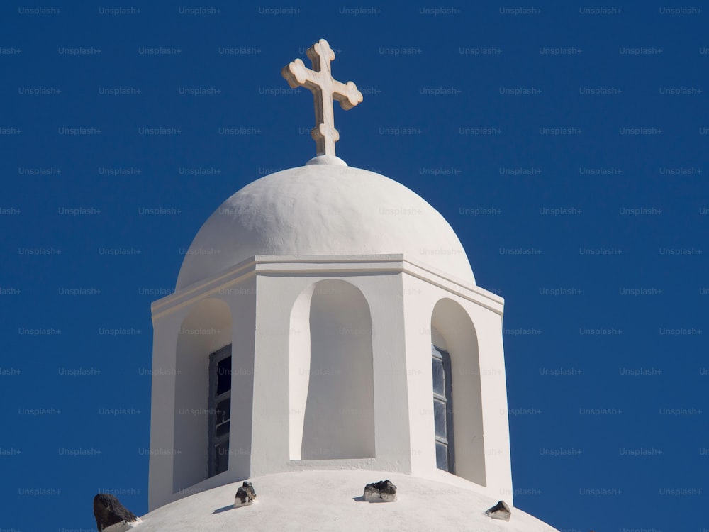 Una tradizionale chiesa greco-ortodossa dalla cupola bianca a Santorini. Grecia.