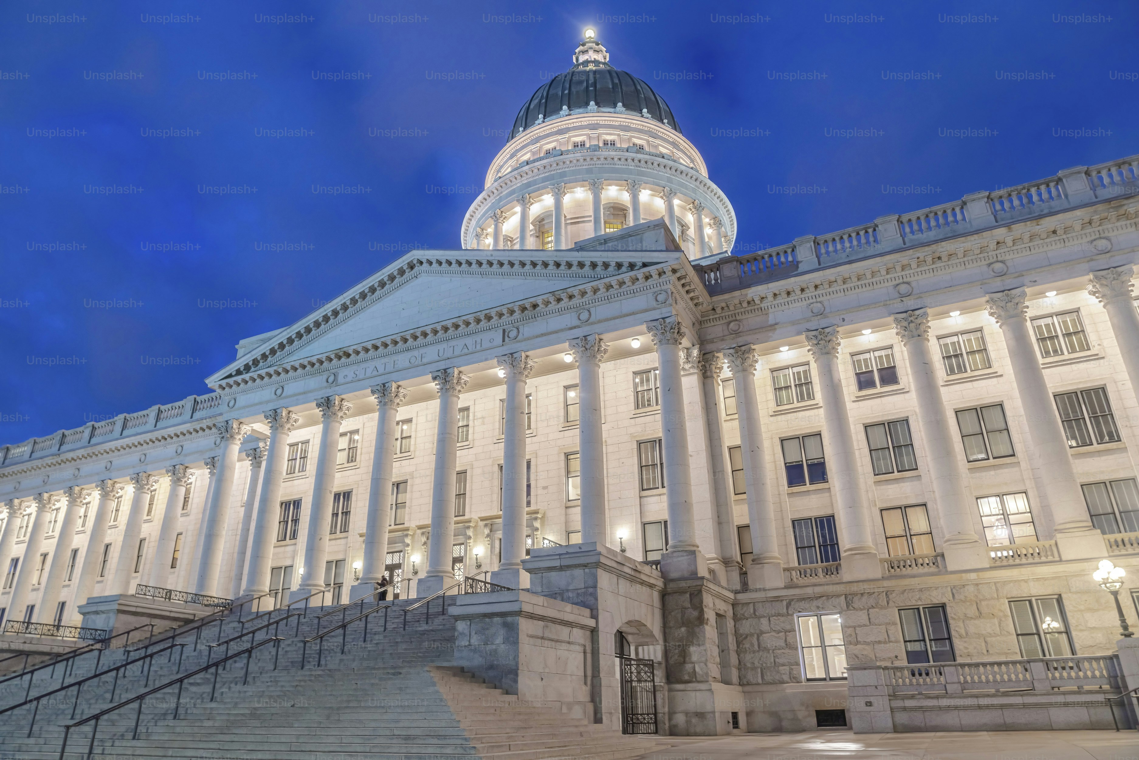 Eine flache Aufnahme des Utah State Capitol Building vor dem blauen Himmel am Abend