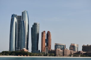 Uma vista panorâmica de arranha-céus nos Emirados Árabes Unidos, Abu Dhabi