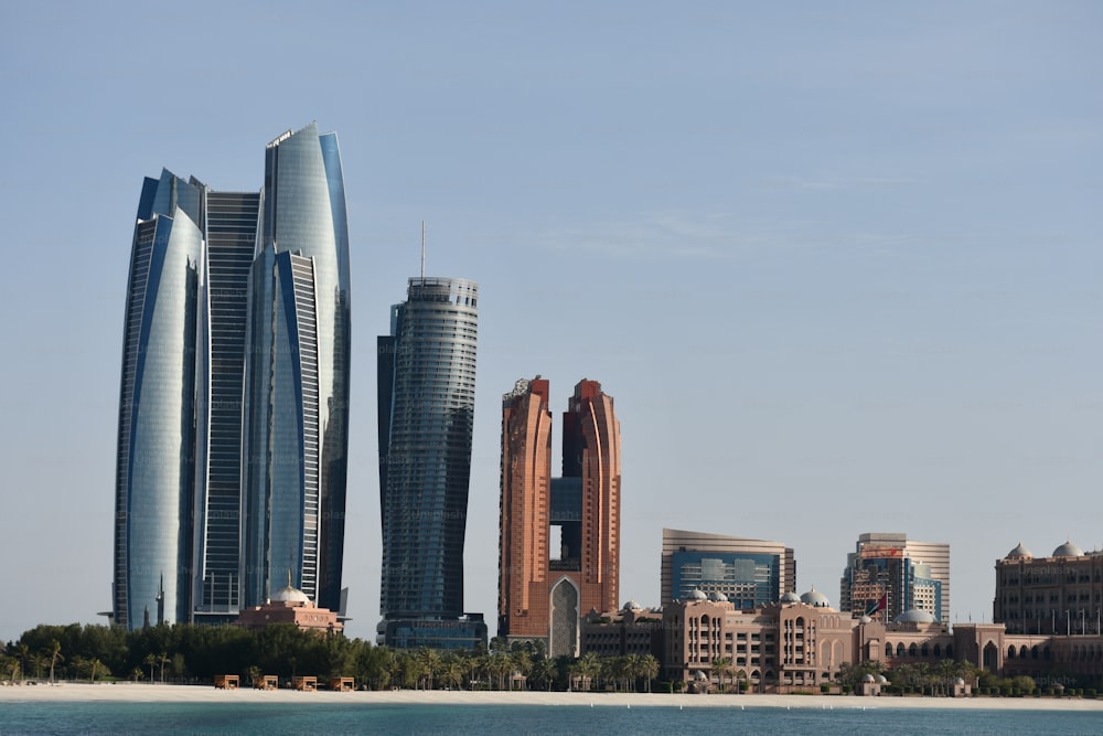 Una vista panoramica dei grattacieli negli Emirati Arabi Uniti, Abu Dhabi