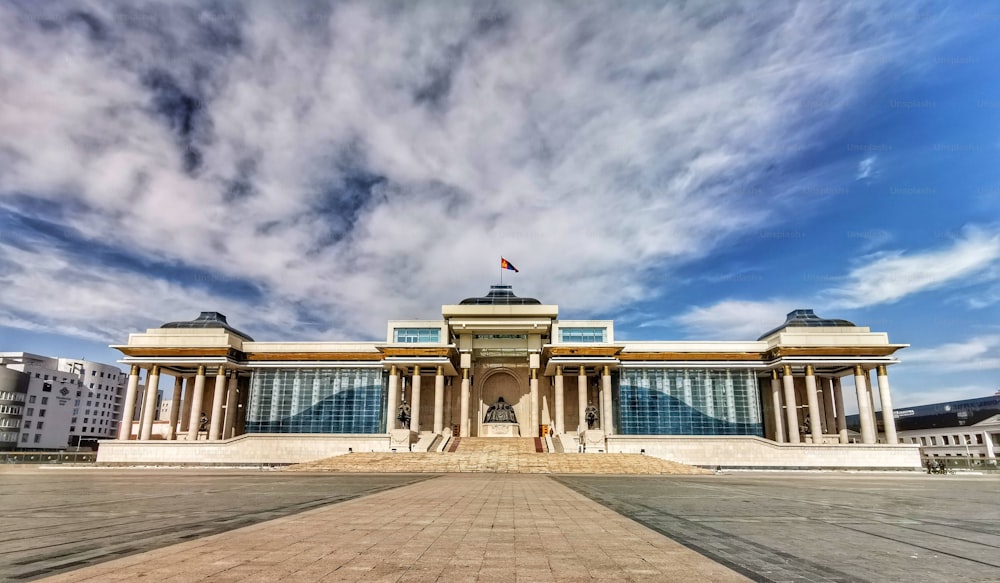 モンゴルのウランバートルにある曇りの青空の下の政府宮殿。