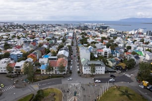 アイスランド��のハットルグリムス教会の上部からのレイキャビクの空中写真