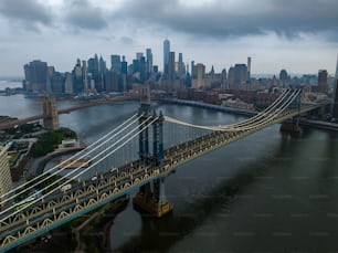 Uma vista aérea das pontes de Manhattan e Brooklyn em uma manhã nublada, vista do Brooklyn.