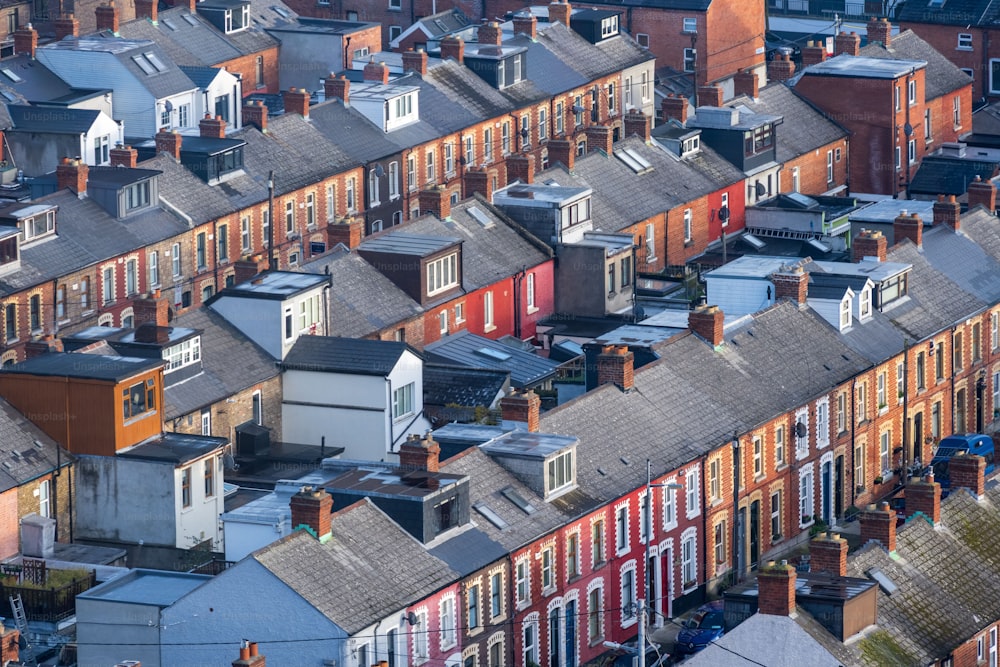 Eine Luftaufnahme von roten Backsteingebäuden in der Innenstadt von Dublin, Irland
