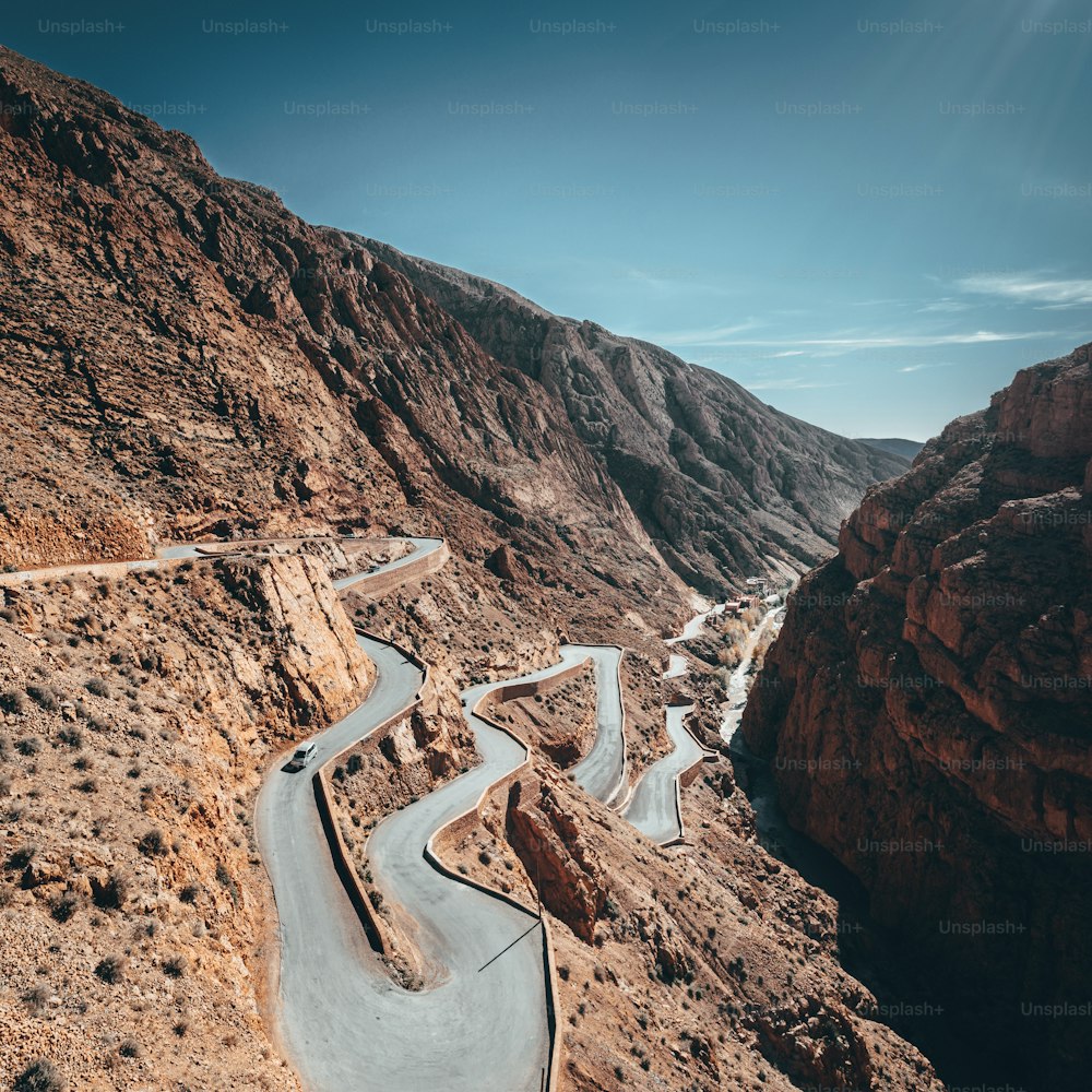 Una toma vertical de la carretera en las montañas de las Gargantas del Dades en Marruecos durante el día