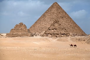 Ein Mann auf einem Kamel in der ägyptischen Wüste Kairo in der Nähe der Pyramiden von Gizeh