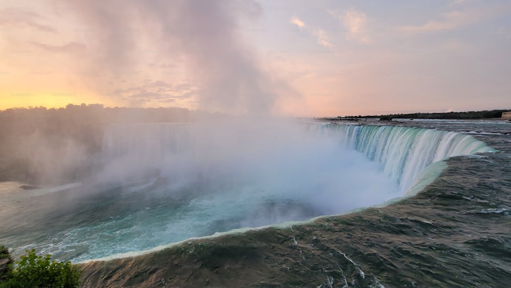 Ein malerischer Blick auf die Niagarafälle in Kanada bei goldenem Sonnenaufgang