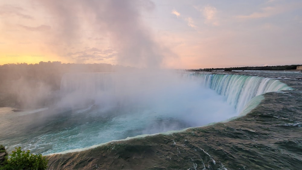 Una vista panorámica de las cataratas del Niágara en Canadá al amanecer dorado