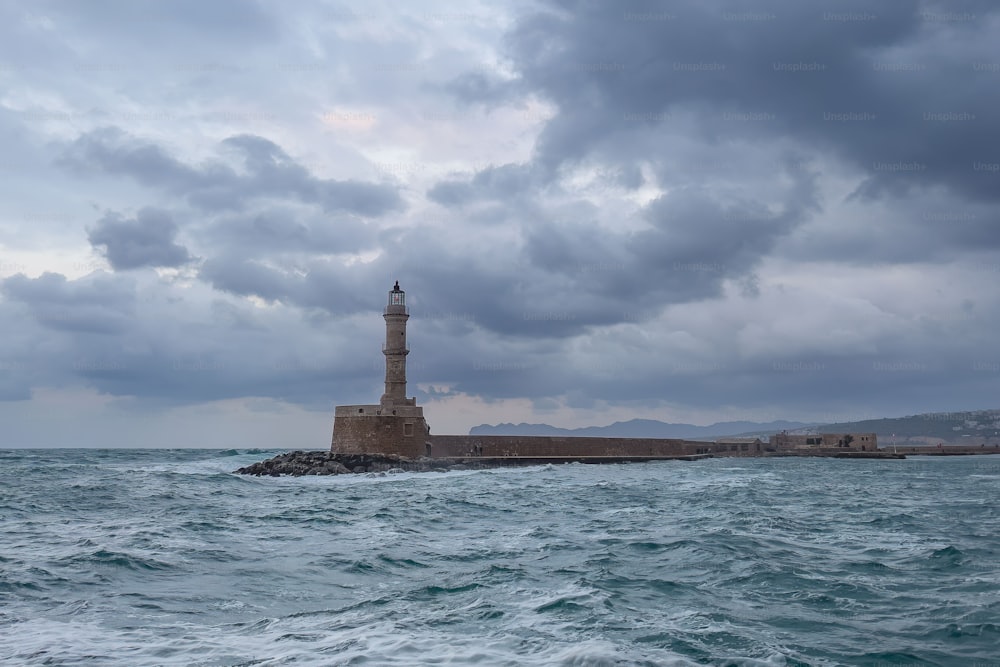 ギリシャ、クレタ島の嵐の日のハニア�の灯台