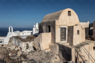 그리스 산토리니의 전망은 지중해 연안을 따라 늘어선 그림 같은 하얀 건물들을 보여줍니다
