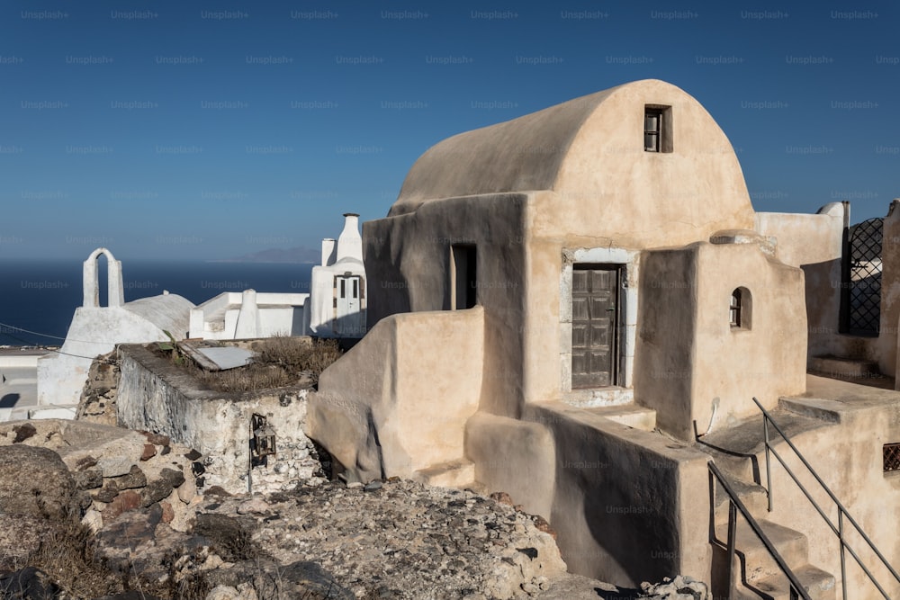 Der Blick auf Santorin, Griechenland, mit den malerischen, weiß getünchten Gebäuden, die das Ufer des Mittelmeers säumen