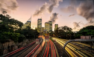 Die Innenstadt von Sydney bei Sonnenuntergang mit vorbeifahrenden Autos