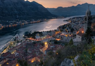 Uma vista aérea da cidade de Kotor nas montanhas em Montenegro ao pôr do sol