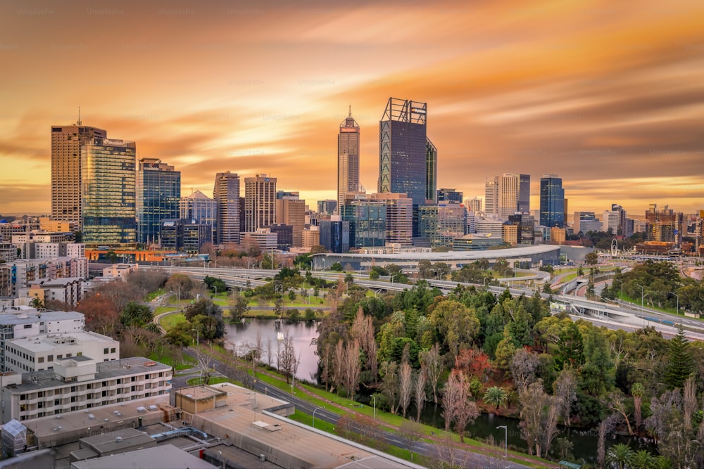 Skyline der Stadt Perth bei Sonnenuntergang mit dehnbaren Wolken