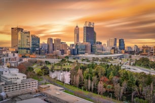 Skyline de la ville de Perth au coucher du soleil avec des nuages extensibles