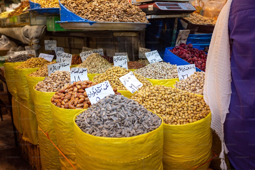 Frutas secas, nozes e sementes à venda em um mercado no centro de Teerã, Irã.