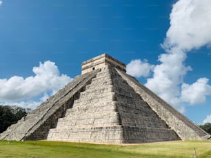 멕시코 칸쿤에 있는 매혹적인 마야 피라미드.