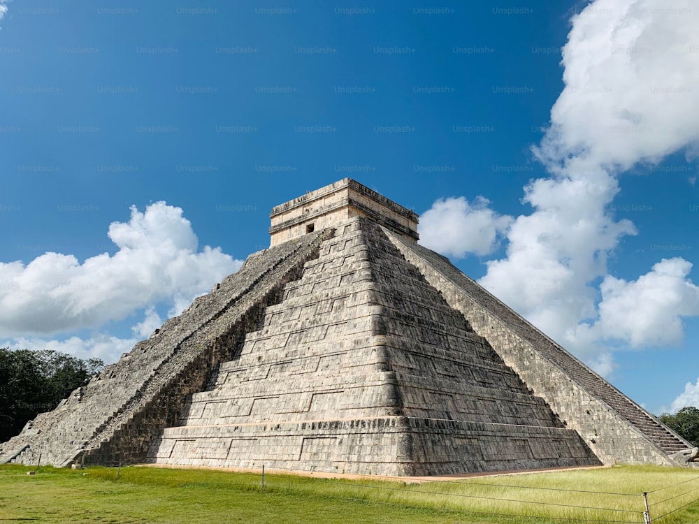 Una encantadora pirámide maya en Cancún, México.