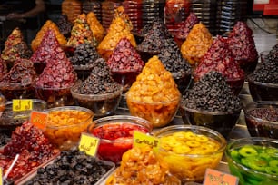 Le lavashak et les fruits secs en vente sur un étal au bord de la rue à Darband à Téhéran