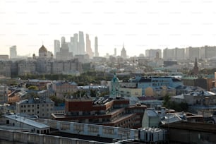 Cattedrale di Cristo Salvatore sullo sfondo dei grattacieli della città di Mosca, Mosca, Russia