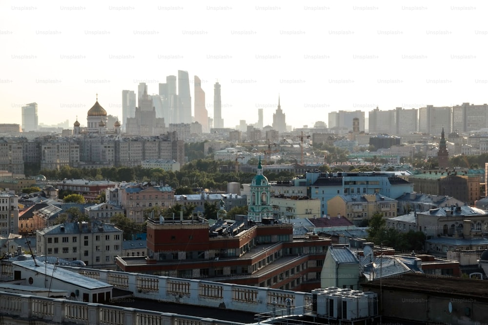 Christ-Erlöser-Kathedrale vor der Kulisse der Wolkenkratzer der Stadt Moskau, Moskau, Russland