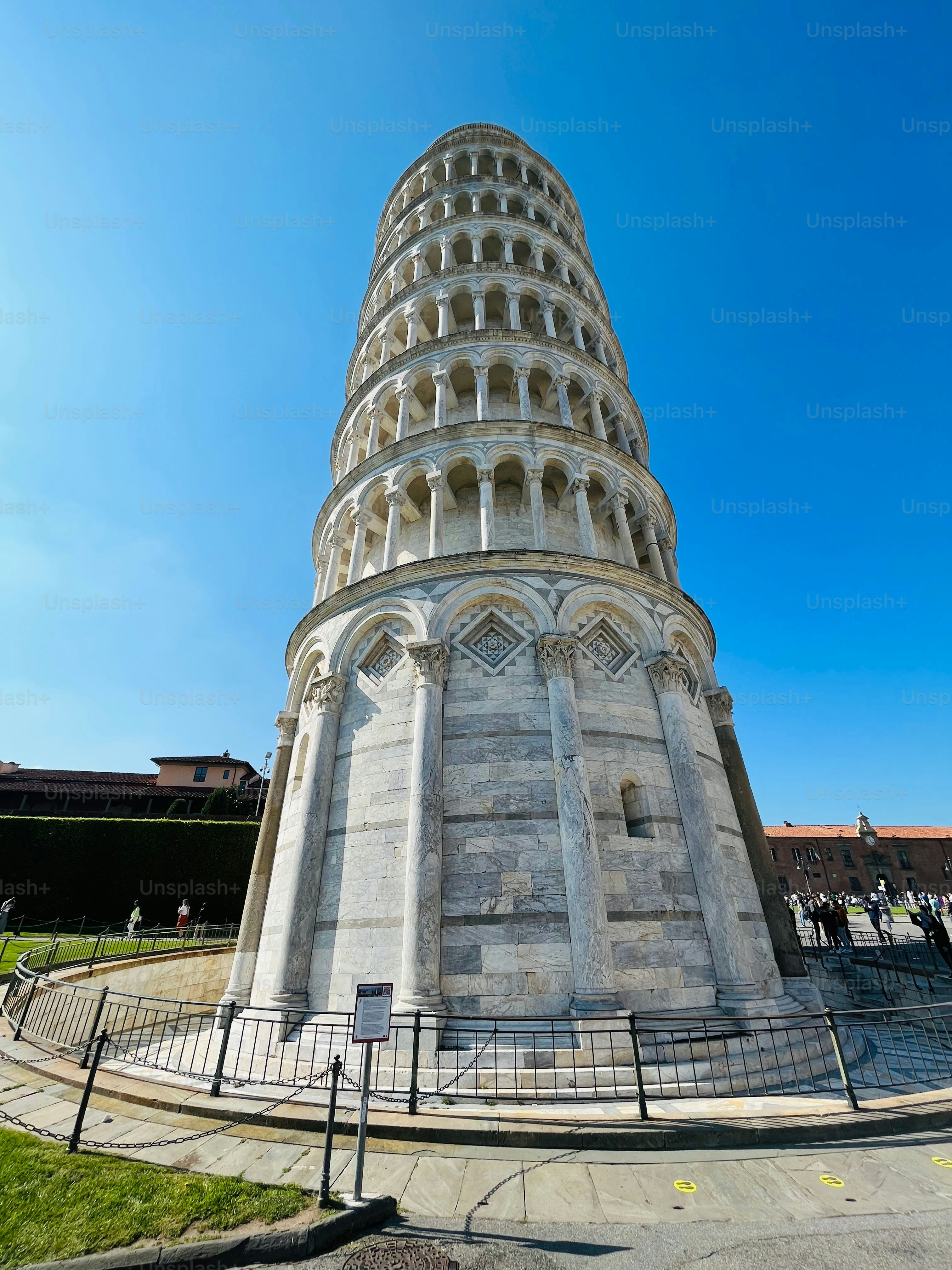 La maestosa Torre Pendente di Pisa in una giornata di sole contro un cielo blu, Italia