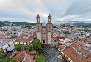 Uma vista aérea da Igreja de Santa Prisca de Taxco no México
