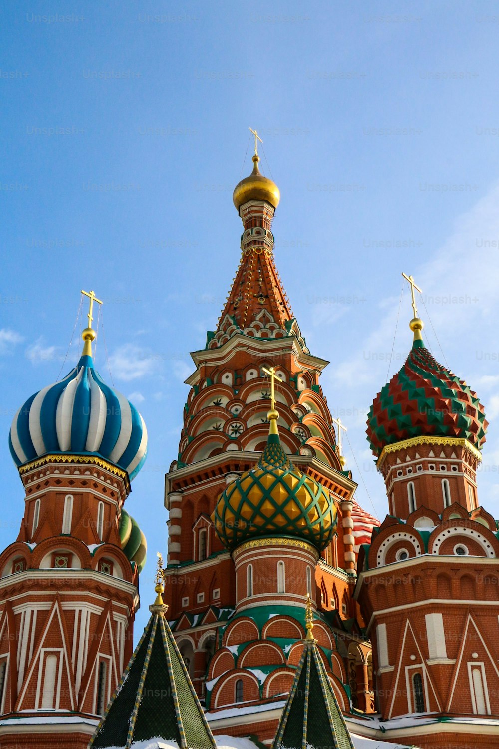 Une prise de vue verticale de la cathédrale Saint-Basile sur fond de ciel nuageux bleu à Moscou, Russie