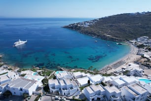 Eine Luftaufnahme der atemberaubend malerischen griechischen Insel Mykonos.