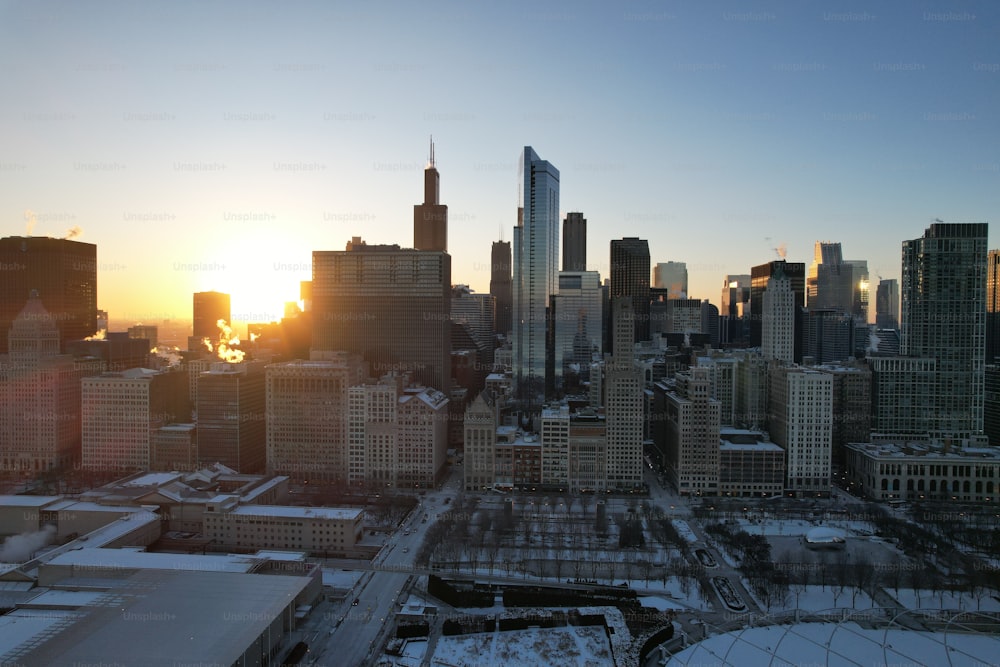 夜のシカゴの空撮、街のそびえ立つ高層ビルの照らされたスカイラインを展示