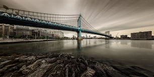 Ein langzeitbelichteter Panoramablick auf die Manhattan Bridge von Brooklyn aus.