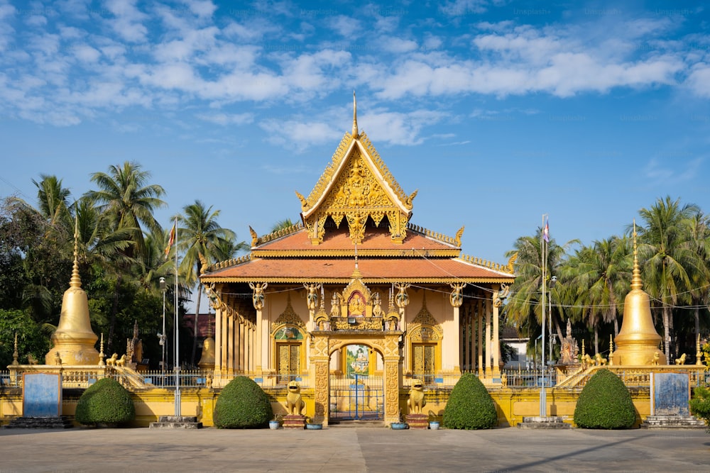 O templo budista Wat Piphethearam em Battambang, Camboja