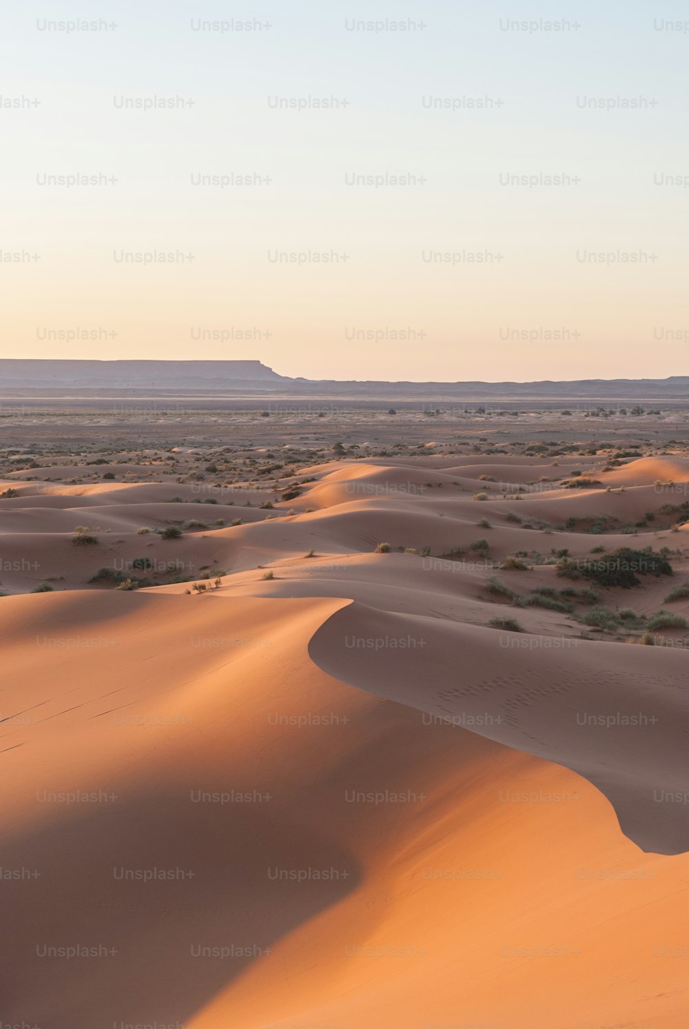 Una vista verticale del tramonto nel deserto di Merzouga in Marocco