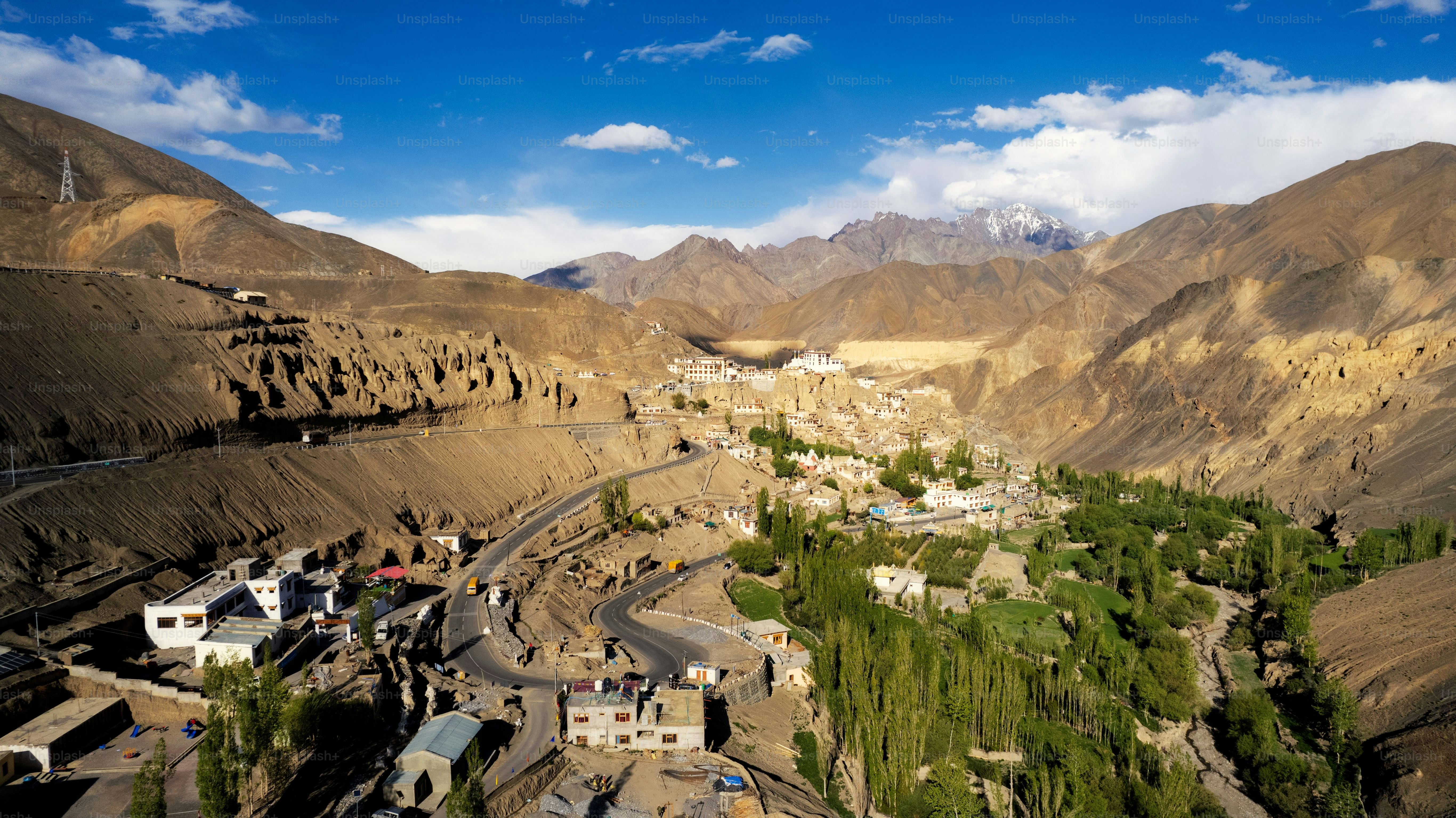 Uma vista aérea do mosteiro tibetano de Lamayuru (Gompa), na aldeia de Lamayuru em Ladakh, norte da Índia