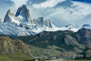 Una vista mozzafiato del Cerro Fitz Roy sopra la città di El Chalten a Santa Cruz, in Argentina