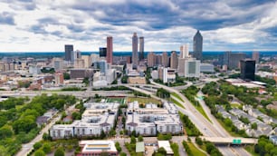 Un bellissimo panorama della città di Atlanta con edifici densi sotto un cielo nuvoloso negli Stati Uniti