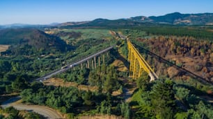Une vue panoramique d’un pont dans les collines verdoyantes du viaduc de Malleco, Collipulli, Chili