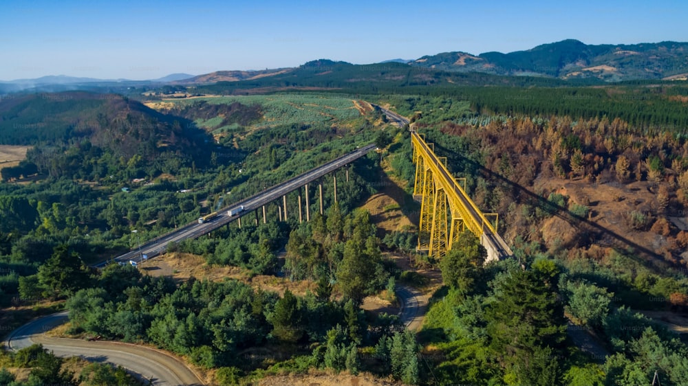Una vista panoramica di un ponte sulle colline verdi del viadotto Malleco, Collipulli, Cile