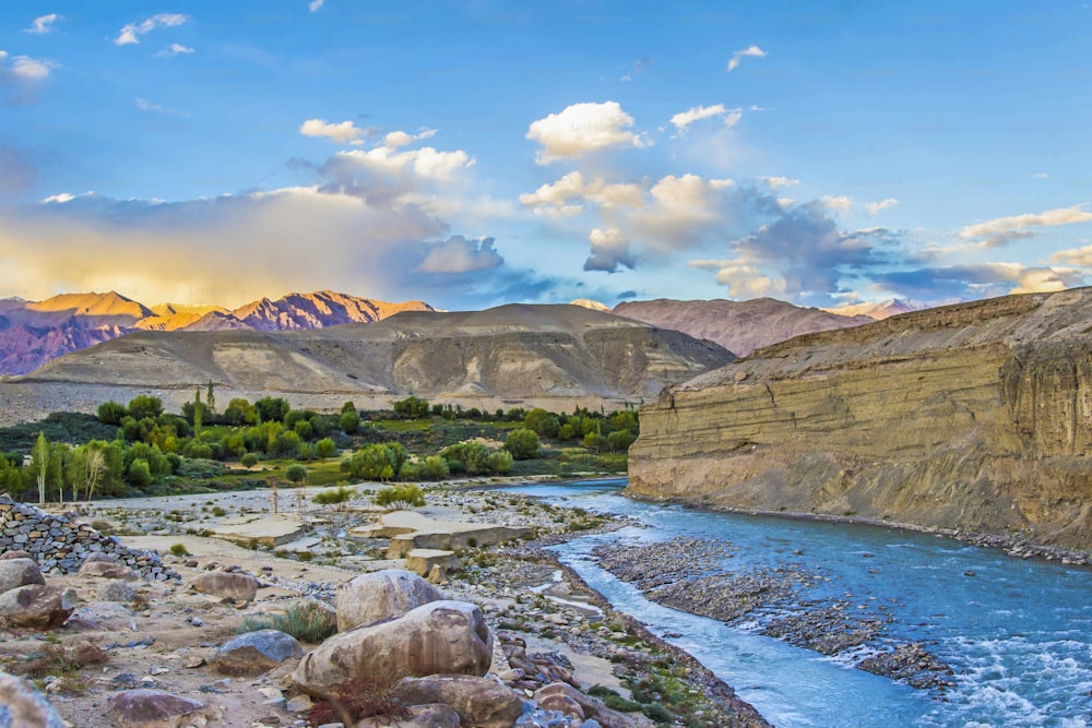 Río Indo en el valle de Leh, cerca de la ciudad de Leh