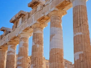 Um close-up da colunata do icônico Partenon na histórica cidade grega de Atenas