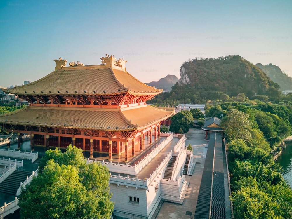Uma vista aérea dos edifícios do palácio de estilo chinês Templo de Confúcio em Liuzhou, Guangxi, China